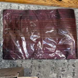 pauwer woven table runner and placemats